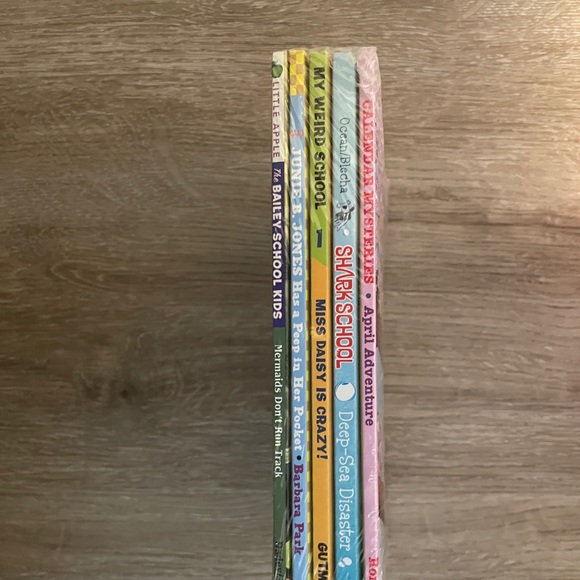 🌟BRAND NEW🌟- 5 Pack of Novels - Picture 5 of 5